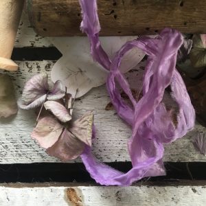 <OLD_F> elementy ozdobne; materiałowe; wstążka (gnieciuch); satynowa; Old Fashion Ribbon; fioletowa; 1,2 m; lawendowa - obrazek 3